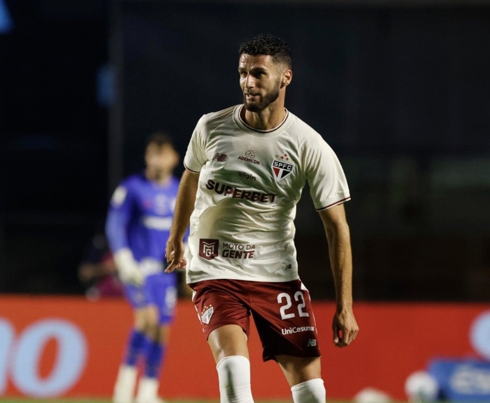 Domingos Duarte in a São Paulo FC shirt